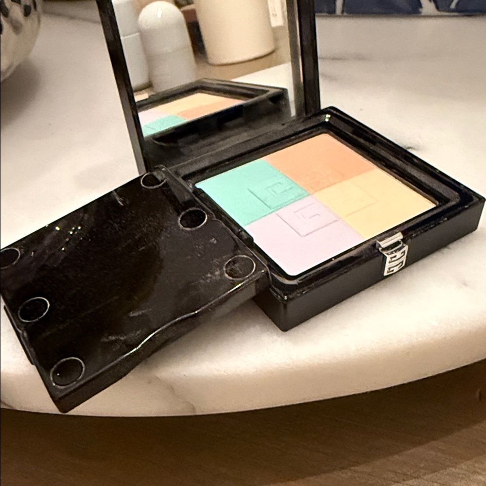 GivenchyPowder
Prisme Libre Blurring & Color-Correcting Matte Pressed - Picture 6 of 6
